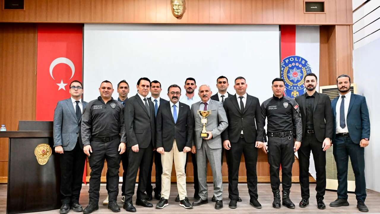 Muğla’da İl Birincisi Olan Emniyetin Voleybol Takımına Tebrik 3